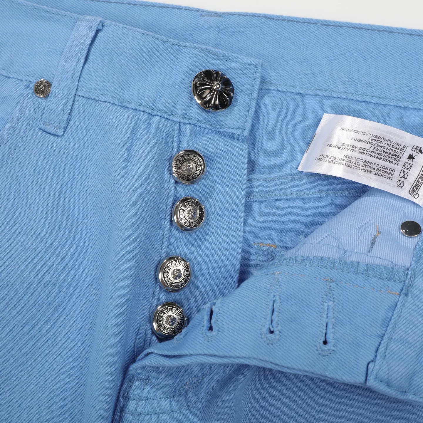 P270 Chrome hearts CH co-branded Drak Miami ice blue jeans exude uninhibited personality and unique charm. Every wear and tear is carefully designed to present a unique artistic feel. Made of imported denim fabric, which has undergone heavy industrial washing and destruction treatment, the trousers show a super cool effect on the upper body, allowing you to dominate the fashion stage.  This is more than just a pair of jeans, it is an expression of attitude. With its unique design concept and ultimate pursuit of details, Croxin breaks traditional boundaries and defines the jeans trend in the new era. The trousers are made of double-layer woven fabric with customized hardware. Special Italian cowhide is printed and cut. Custom-made sheepskin three-layer thick-line leather. The whole body is spliced ​​in heavy water washing. Craftsmen hand-splash ink. You can see the details. Three-dimensional cutting version. Loose and comfortable, not flattering to the body. Makes taller and slimmer. Seiko factory. Original quality control. Same style for men and women. Can be matched with couples. Versatile recommendation. Must-have jeans for all seasons. Color: ice blue. Size: 28-30-32-34.